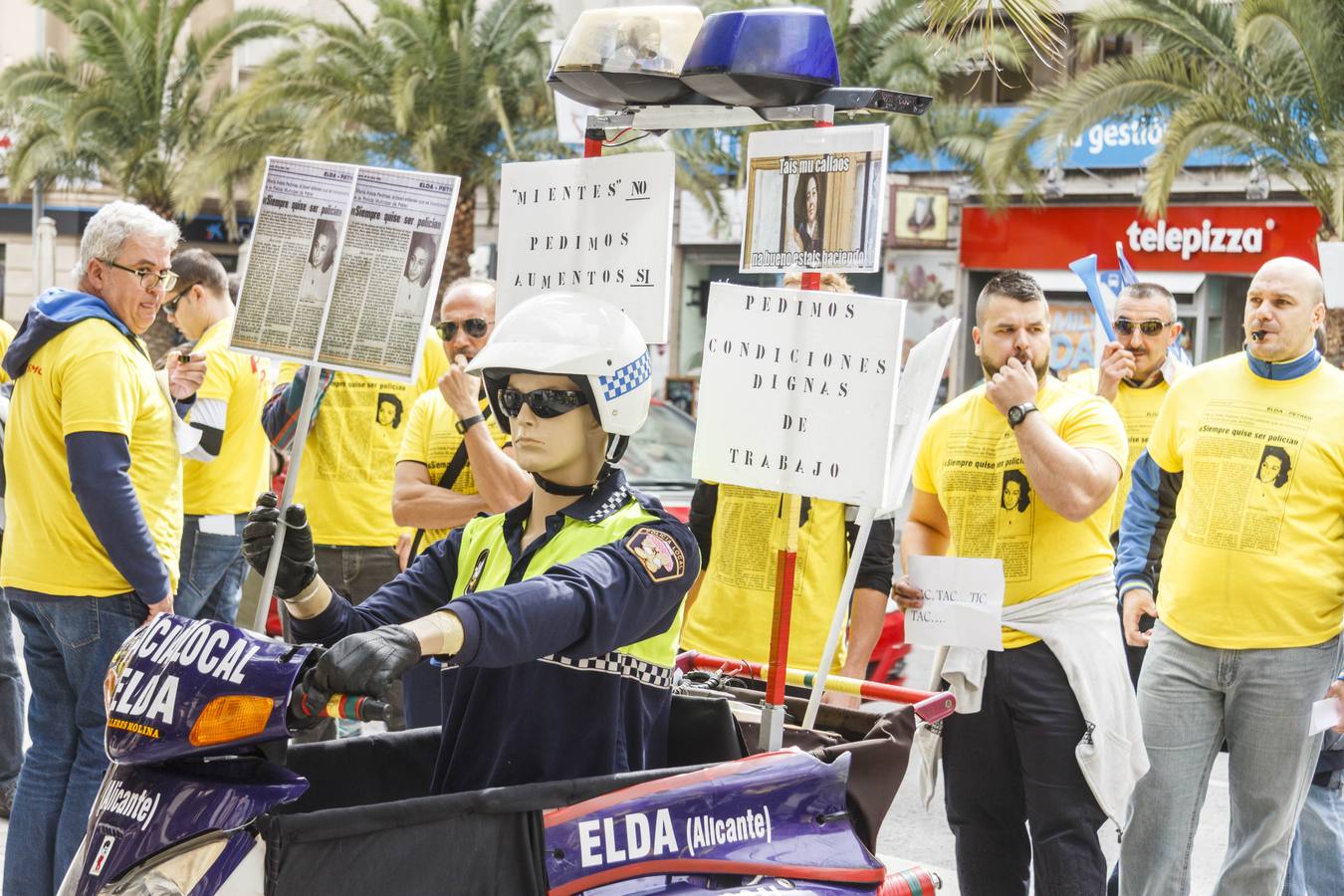 Protesta de la Policía Local de Elda frente a la Diputación