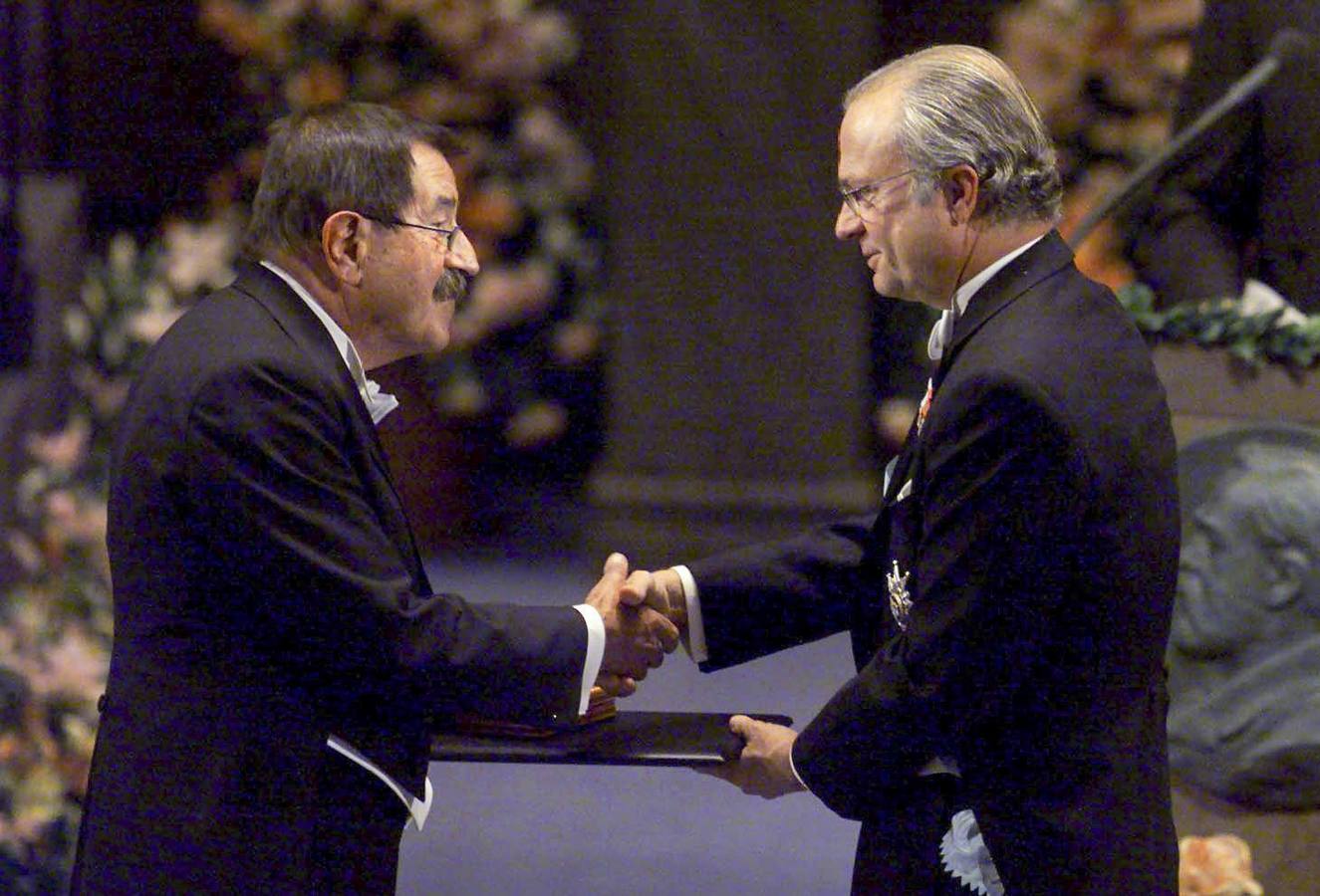 Entrega del Nobel de Literatura de manos del rey Carlos XVI Gustavo de Suecia en Estocolmo, el 10 de diciembre de 1999.