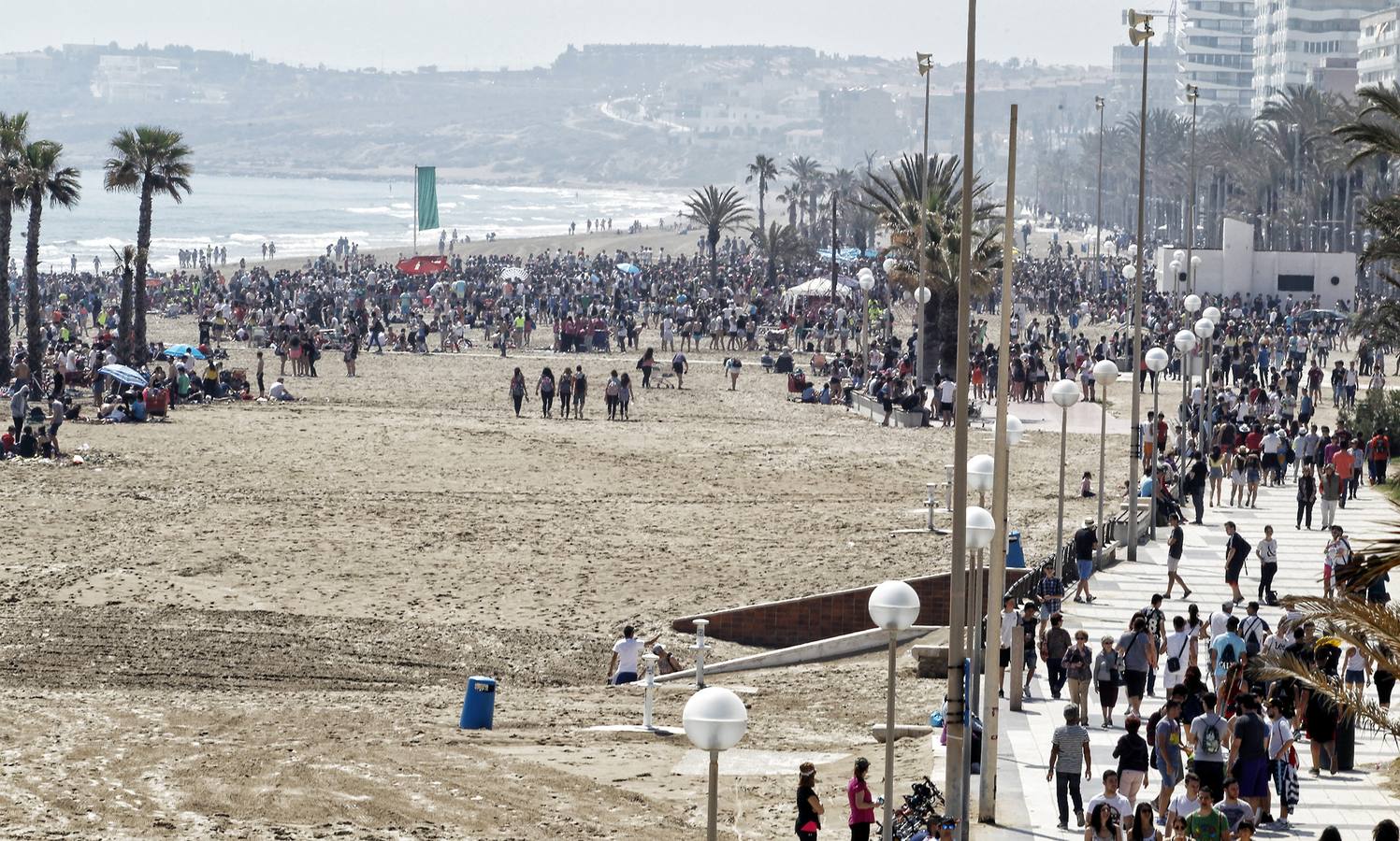 La Playa de San Juan se llena de jóvenes en Santa Faz