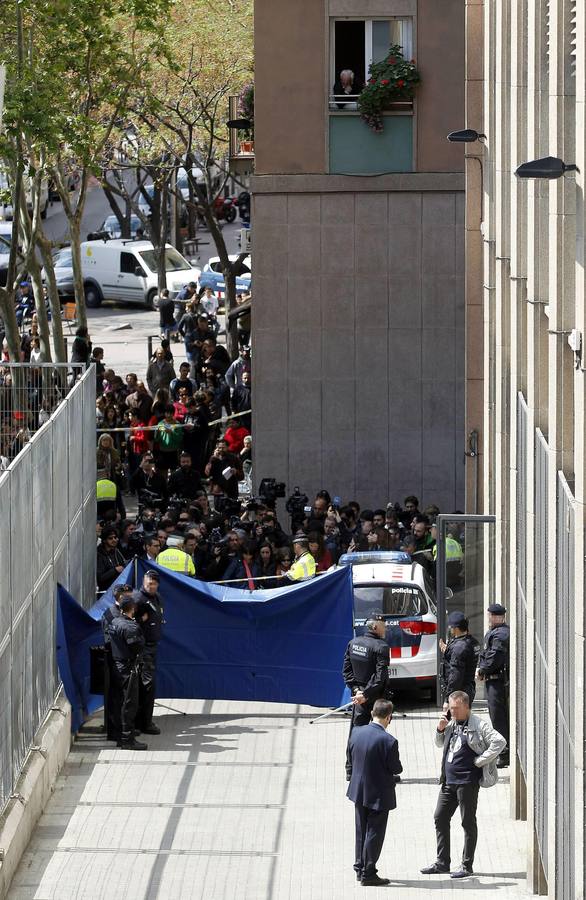 Vecinos y medios de comunicación se agolpan tras el cordón policial levantado en el exterior del instituto.