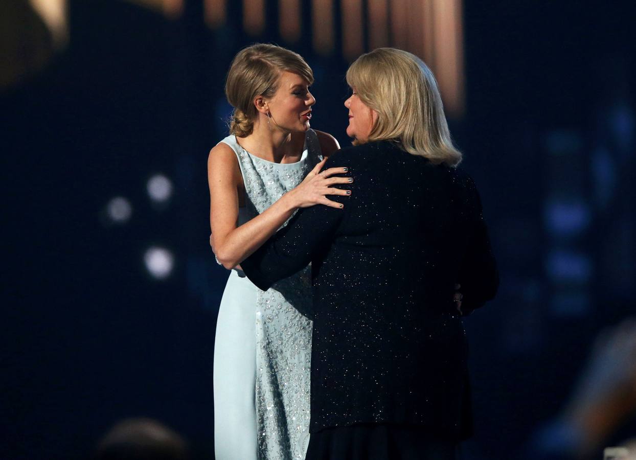 Taylor Swift recoge el premio Milestone de manos de su madre