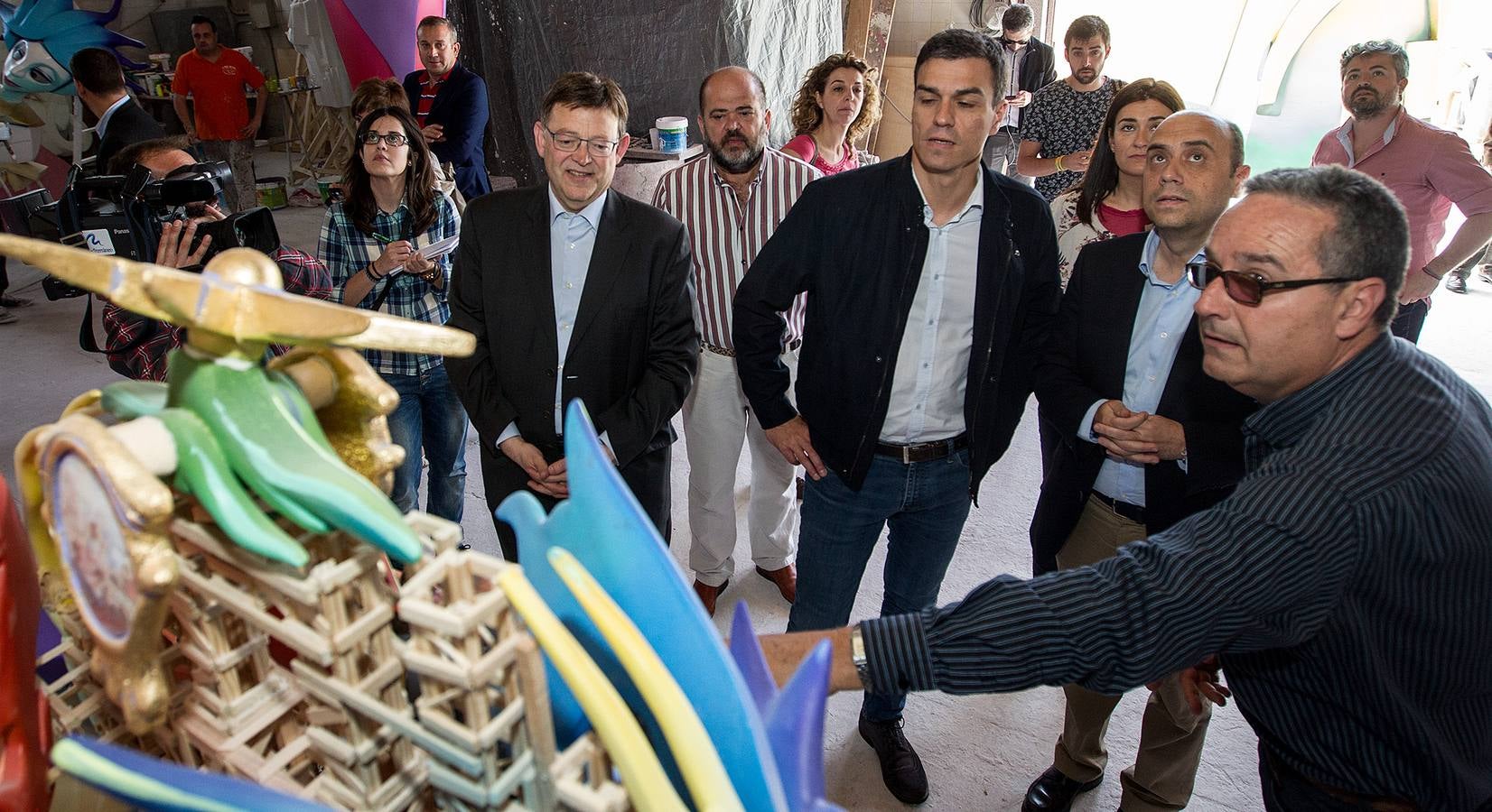 Pedro Sánchez visita el taller del artista Pedro Espadero