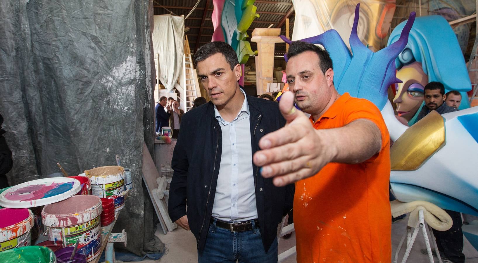 Pedro Sánchez visita el taller del artista Pedro Espadero