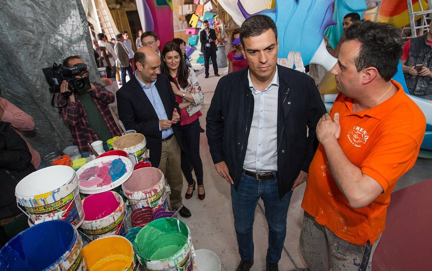 Pedro Sánchez visita el taller del artista Pedro Espadero