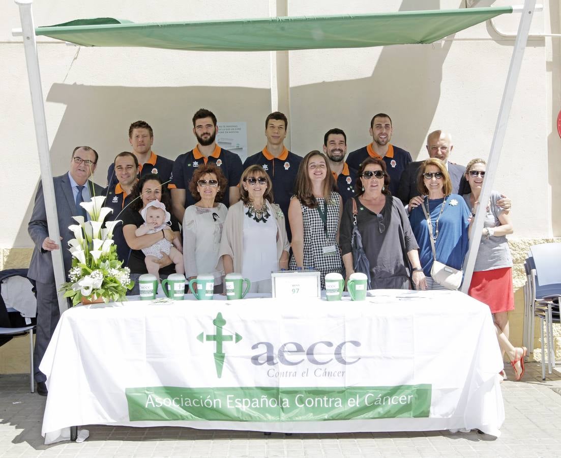 Juan Roig, Vicente Solá, Carles Duran y algunos jugadores del Valencia Basket en la mesa encabezada por Amparo Roig Herrero.