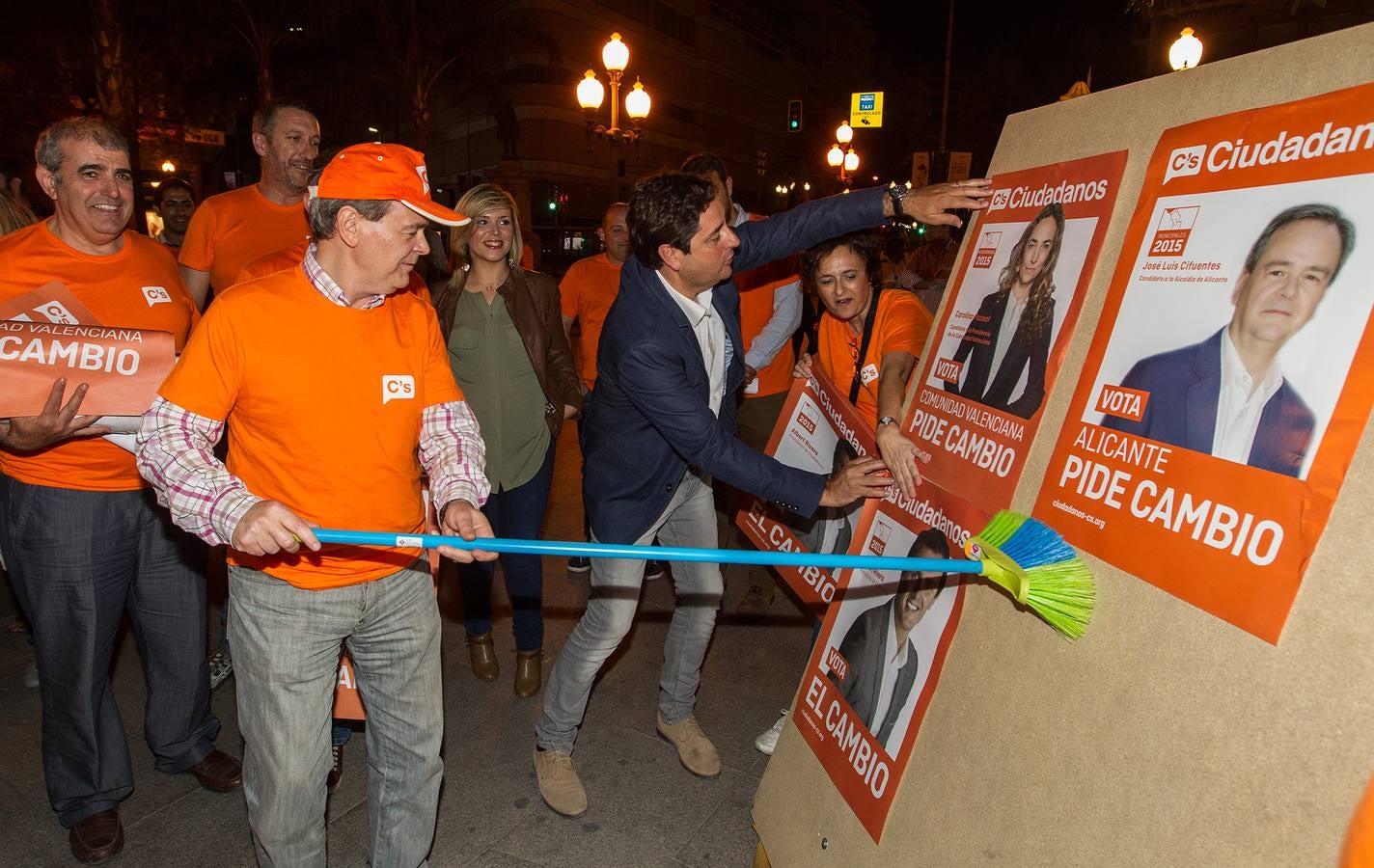 Pegada de carteles en Alicante