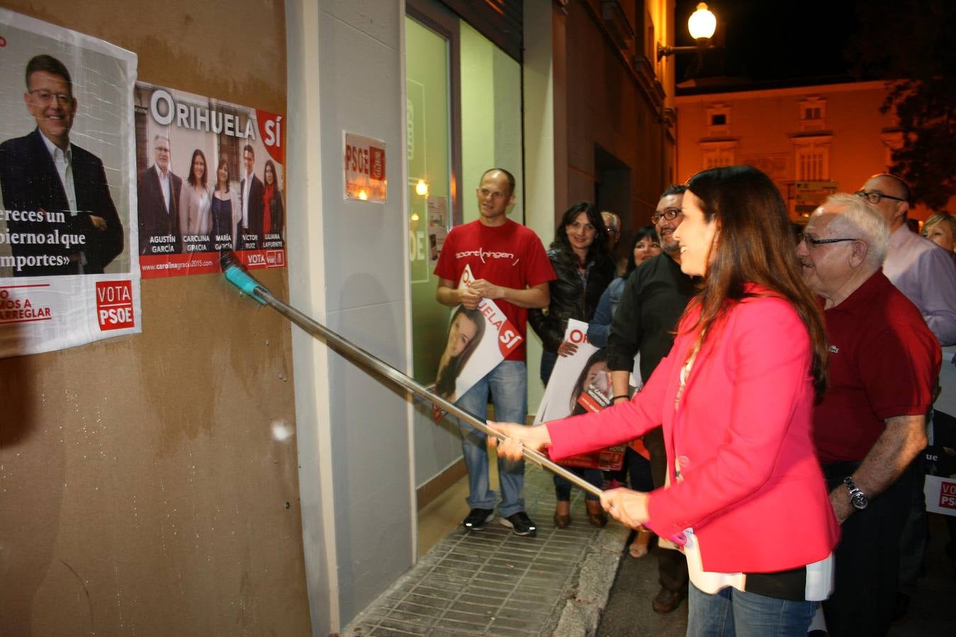 Los partidos de Orihuela pegan sus carteles