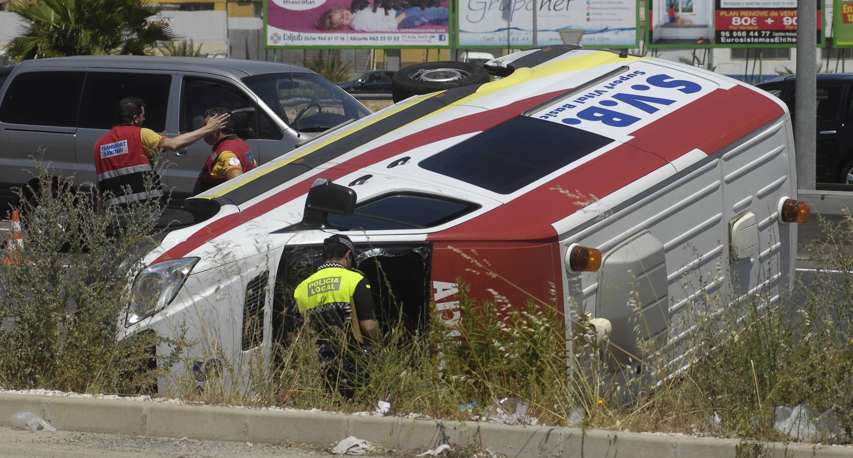 Cuatro heridos al volcar una ambulancia en Elche