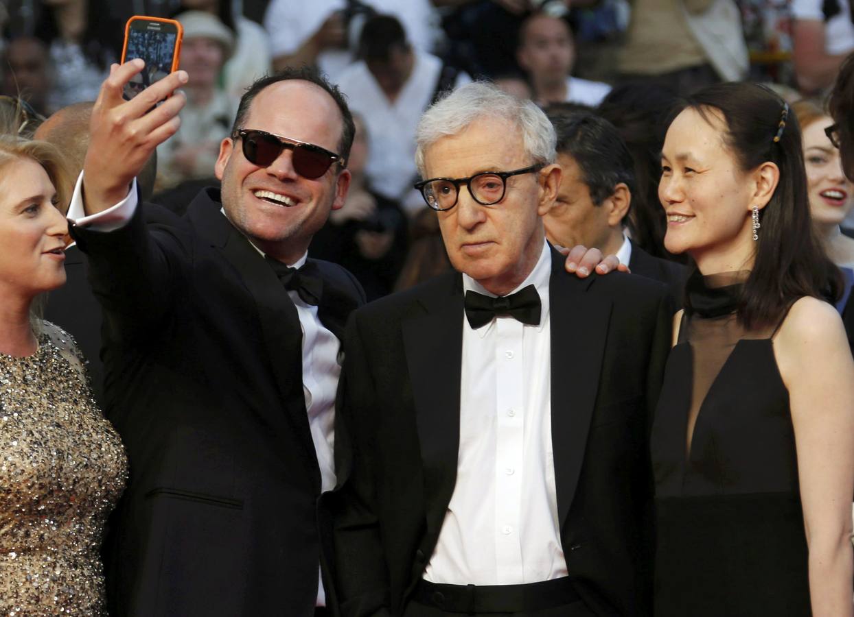 Un invitado se hace un 'selfie' con Woody Allen.