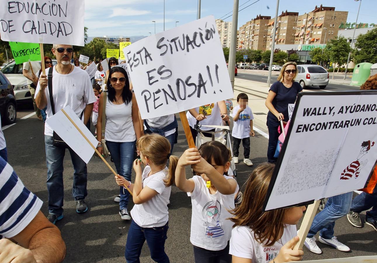 Protesta de padres y alumnos del Colegio La Almadraba