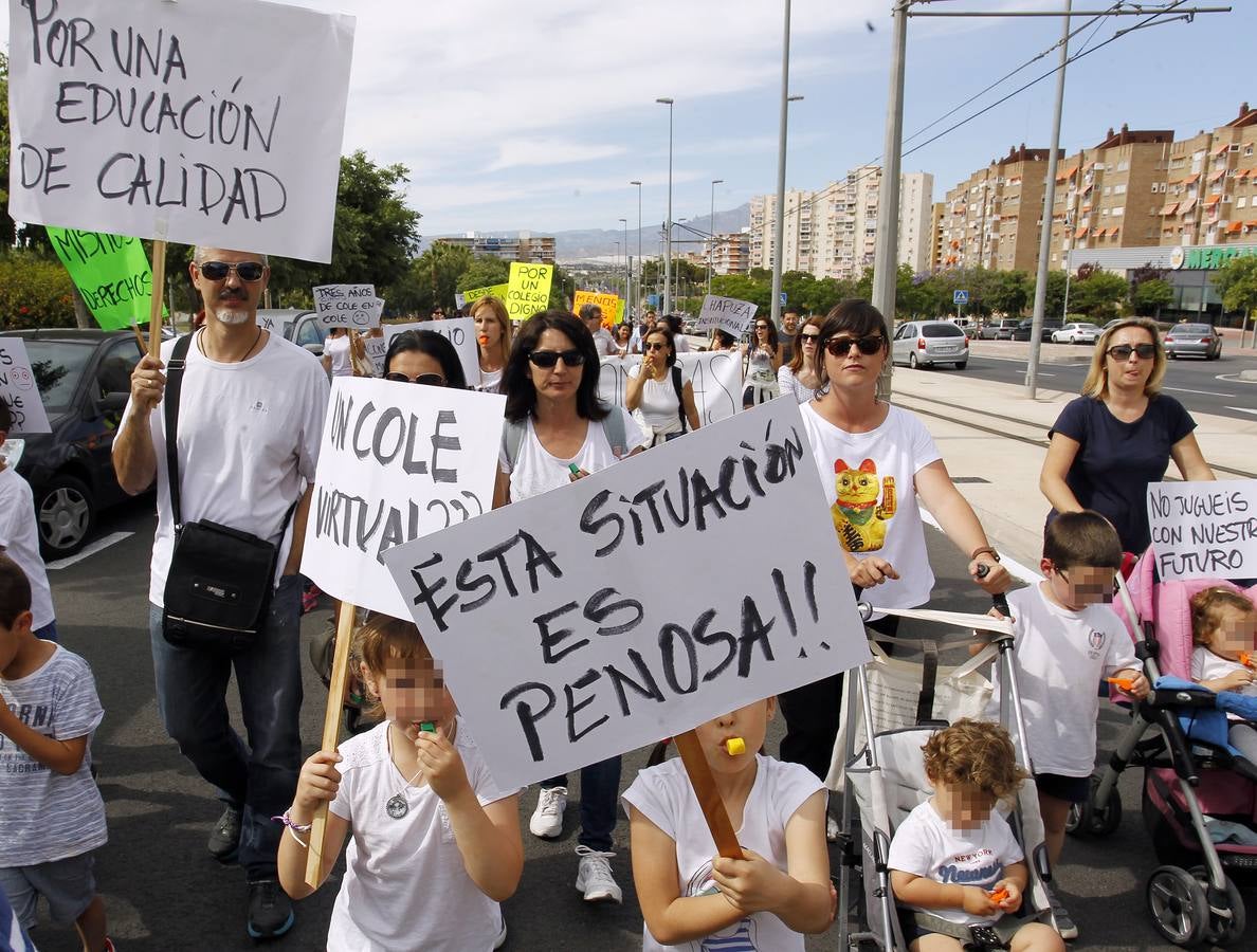 Protesta de padres y alumnos del Colegio La Almadraba