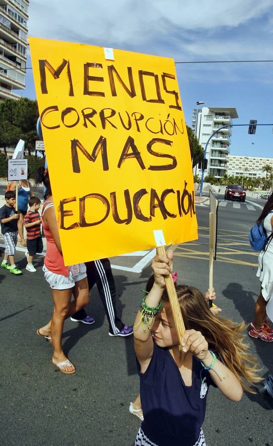 Protesta de padres y alumnos del Colegio La Almadraba