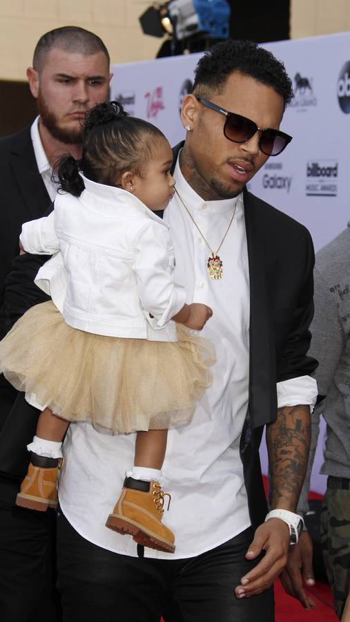 Chris Brown llega con su hija.