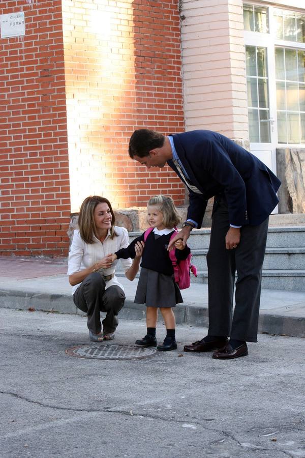 Leonor, acompañada de sus padres en su primer día de colegio.