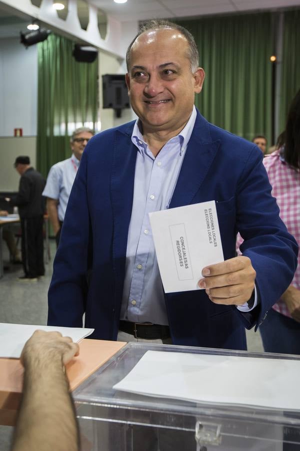 El candidato del PSPV a la alcaldía de valencia, Joan Calabuig, ejerce su derecho al voto en su colegio electoral.