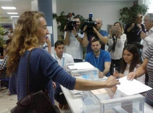 Carolina Punset, candidata de Ciudadanos a la Generalitat Valenciana, ejerce su derecho al voto.