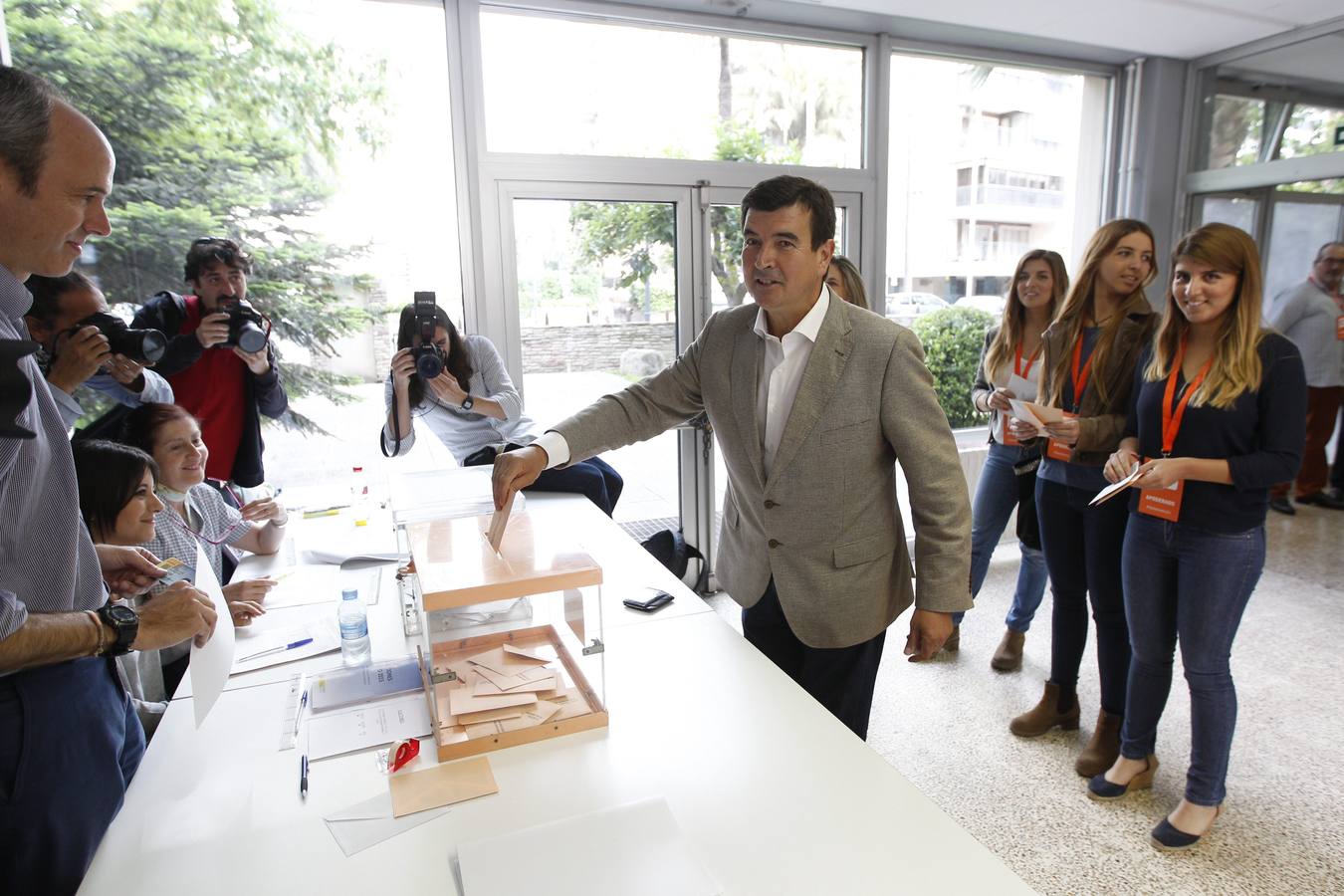 El candidato de Ciudadanos a la Alcaldía de Valencia, Fernando Giner, ejerce su derecho al voto en un colegio de Valencia.