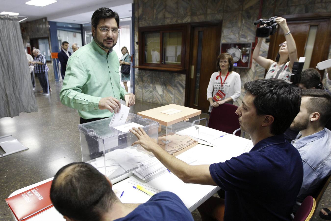 El candidato de Esquerra Unida a la Presidencia de la Generalitat, Ignacio Blanco, ejerce su derecho al voto en un colegio electoral de la ciudad de valencia.