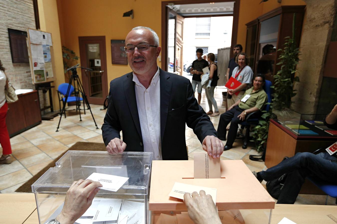 El candidato de Podemos a la Presidencia de la Generalitat, Antonio Montiel, vota en la sede de la Real Academia de Cultura Valenciana.