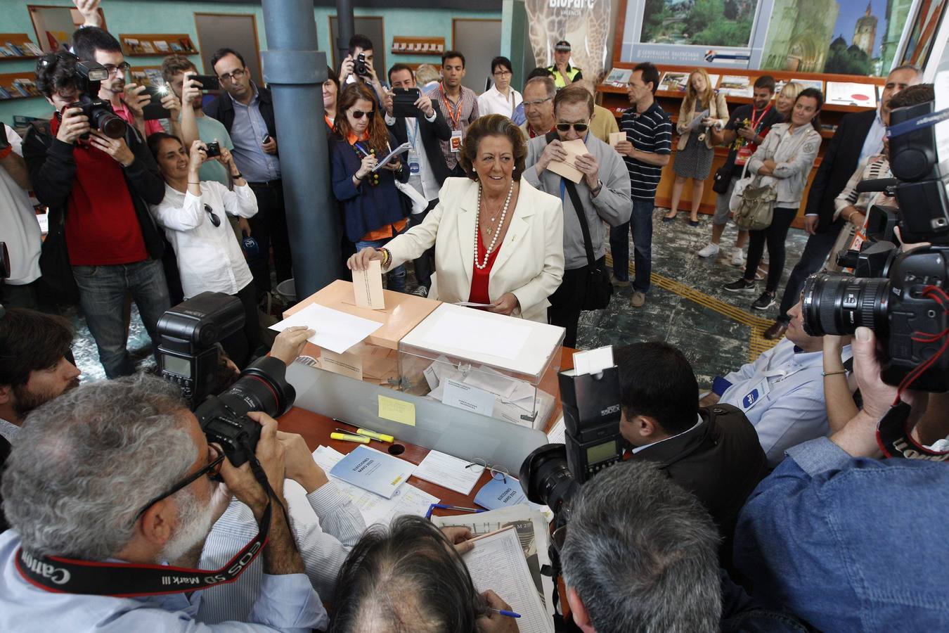 La alcaldesa de valencia y candidata a la reelección, Rita Barberá, ejerciendo su derecho al voto.