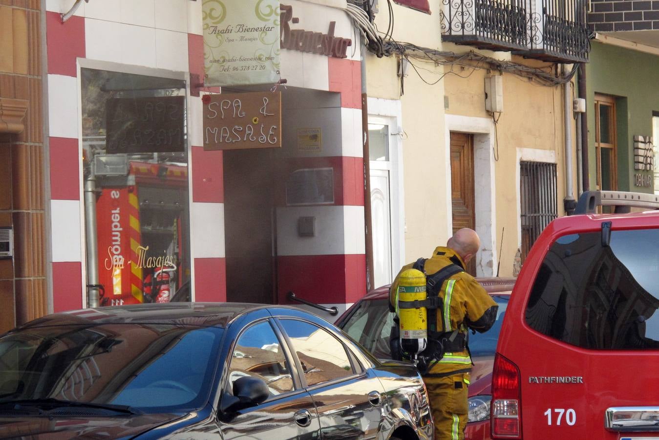 Un incendio en un centro de spa en el centro urbano alerta a los vecinos de Dénia