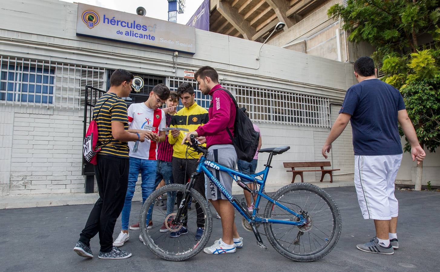 Los aficionados del Hércules compran sus entradas del encuentro contra el Murcia