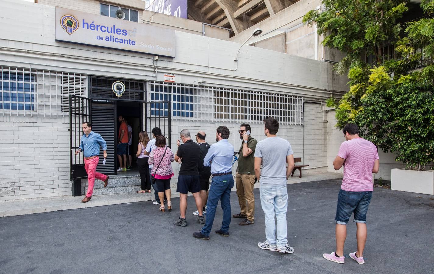 Los aficionados del Hércules compran sus entradas del encuentro contra el Murcia