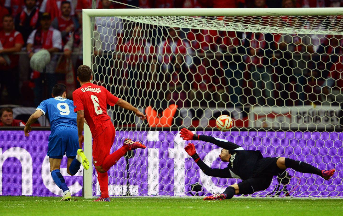 Kalinic anota el primer gol de la noche.