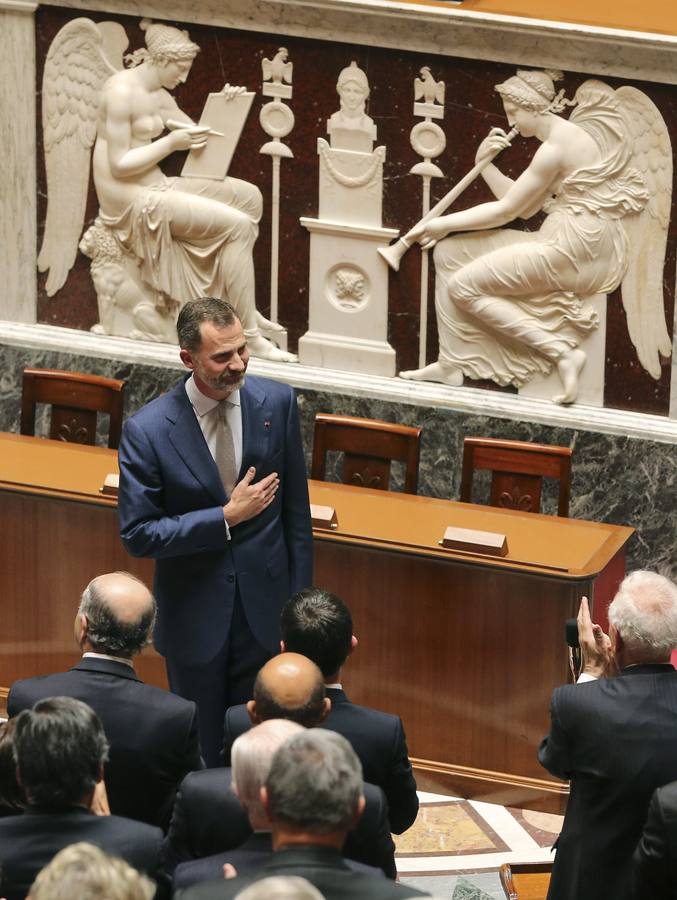 El rey Felipe agradece los aplausos de los diputados franceses en la Asamblea Nacional, en París.