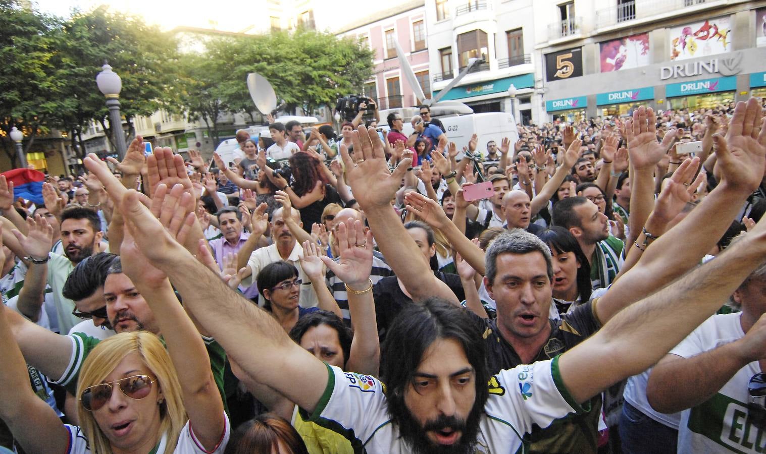 Los aficionados del Elche se manifiestan