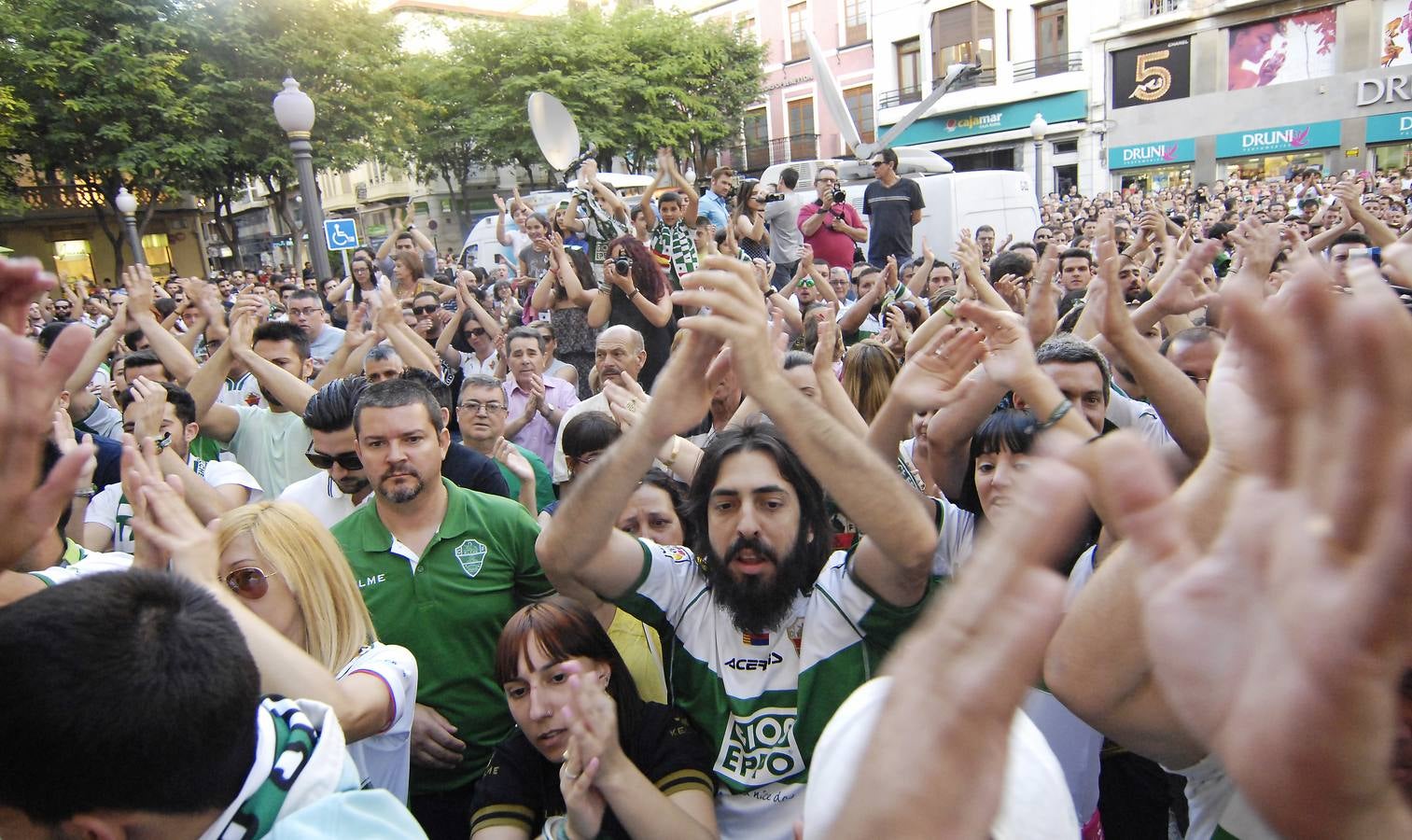 Los aficionados del Elche se manifiestan