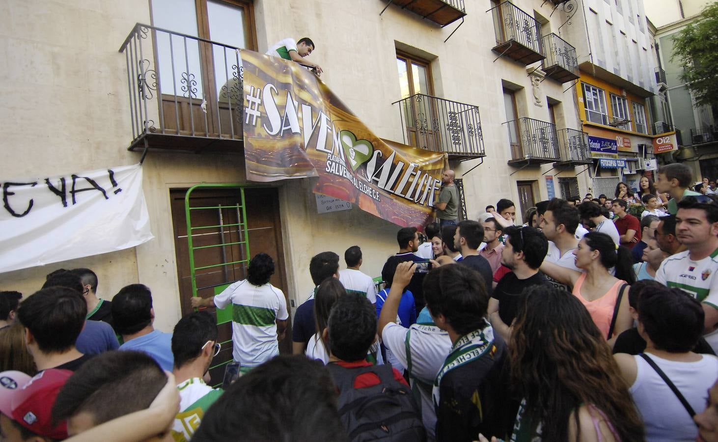 Los aficionados del Elche se manifiestan