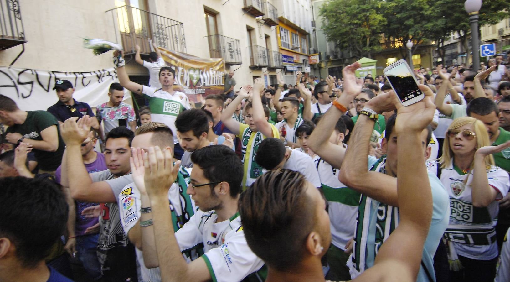 Los aficionados del Elche se manifiestan