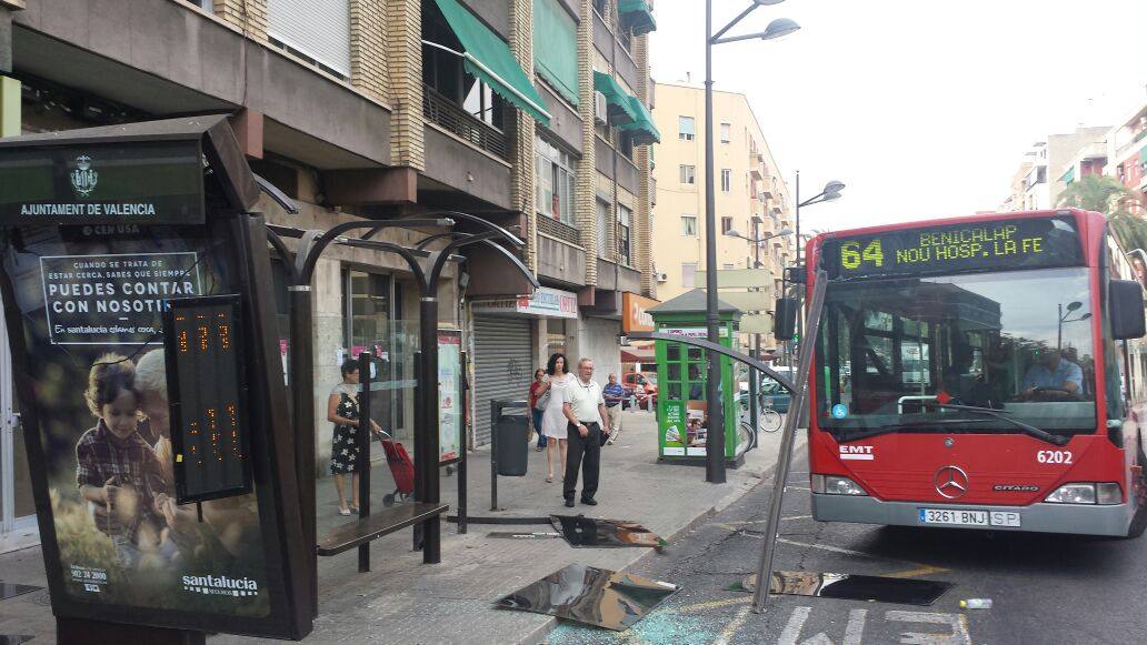 Un autobús se empotra contra una marquesina en Valencia
