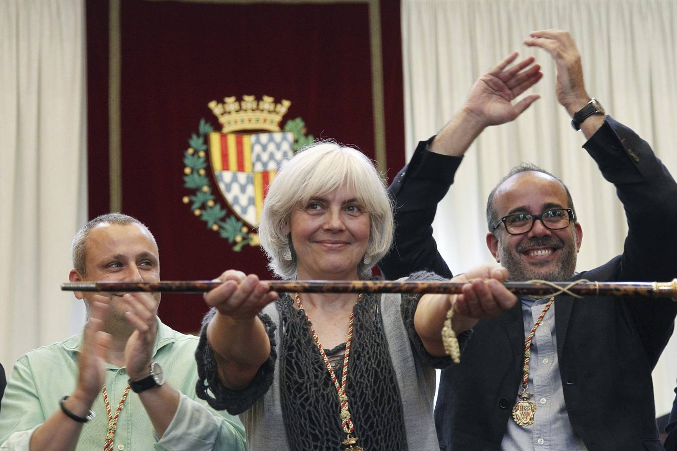 Dolors Sabater, de Guanyem Badalona en Comú (CUP y Podemos), posa con el bastón de mando.