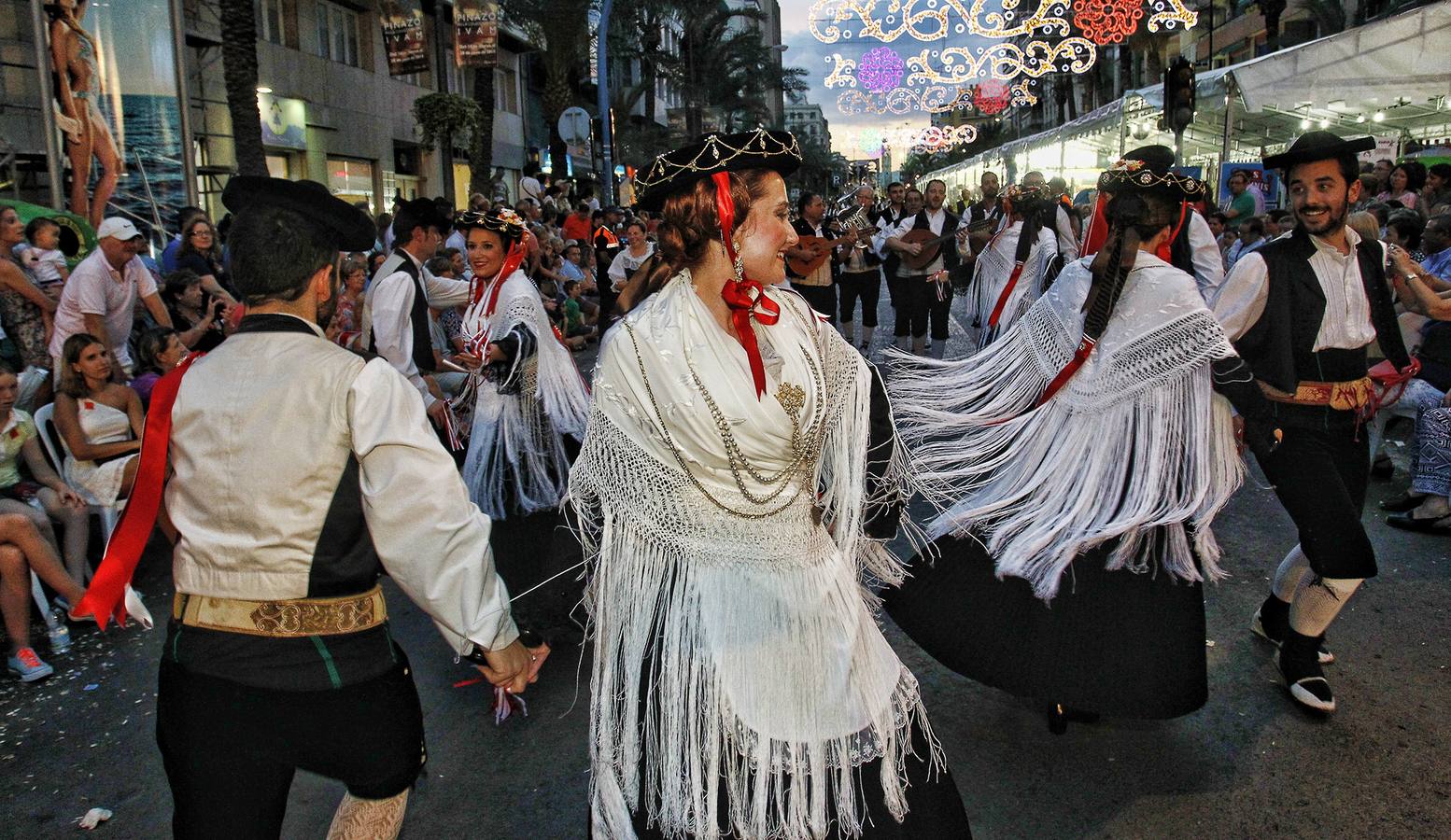 Desfile Folklórico internacional de Hogueras 2015