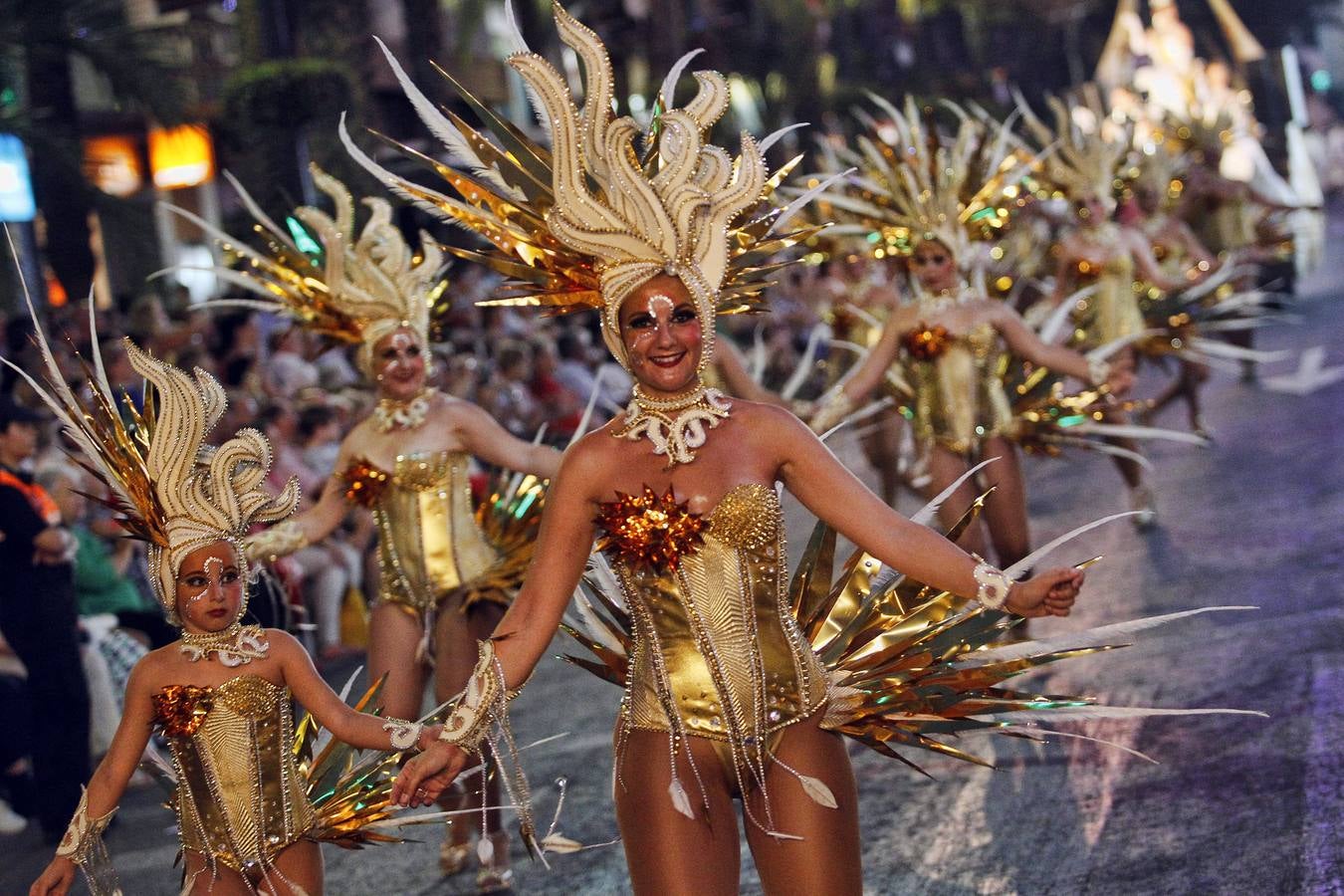 Desfile Folklórico internacional de Hogueras 2015