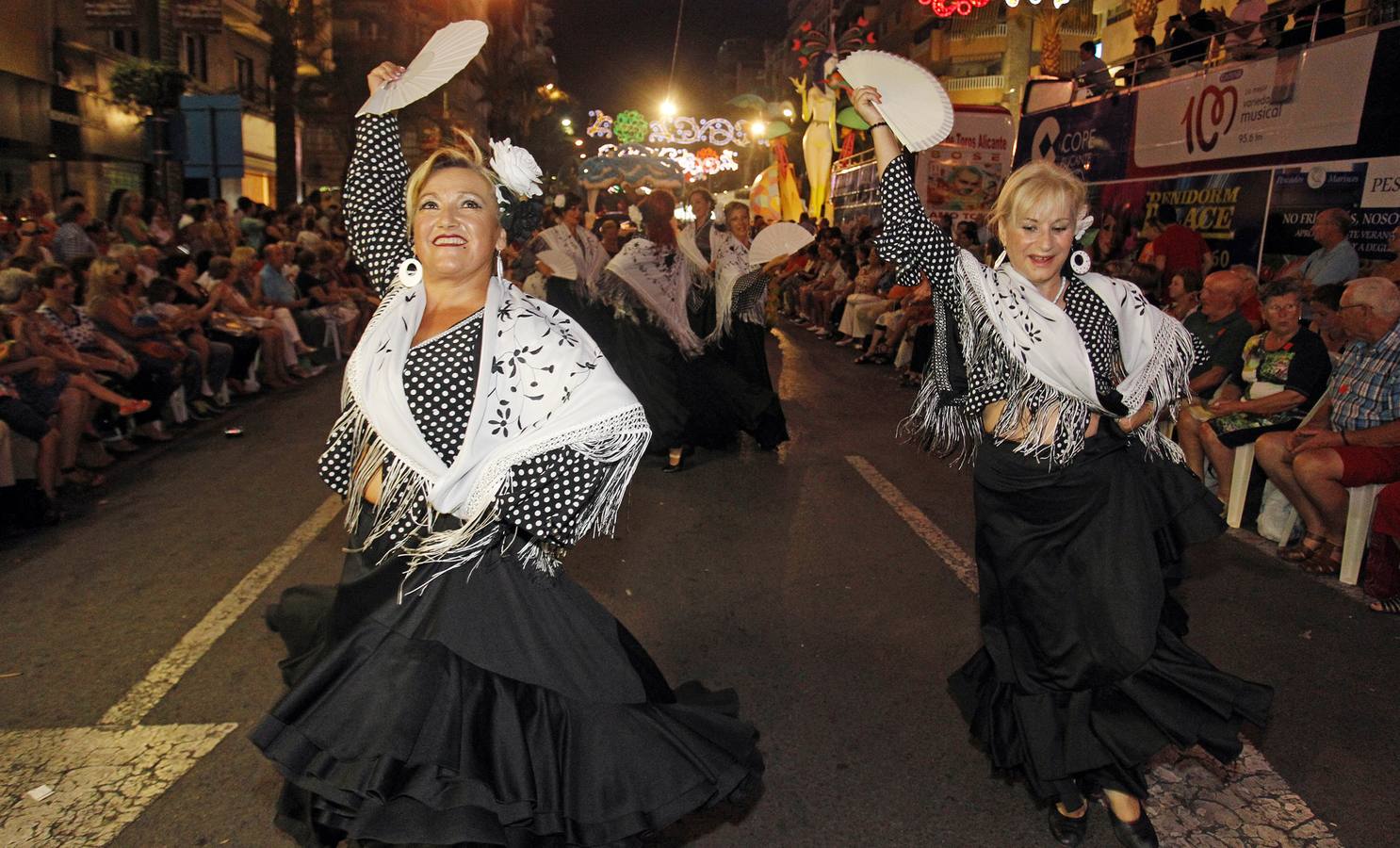 Desfile Folklórico internacional de Hogueras 2015