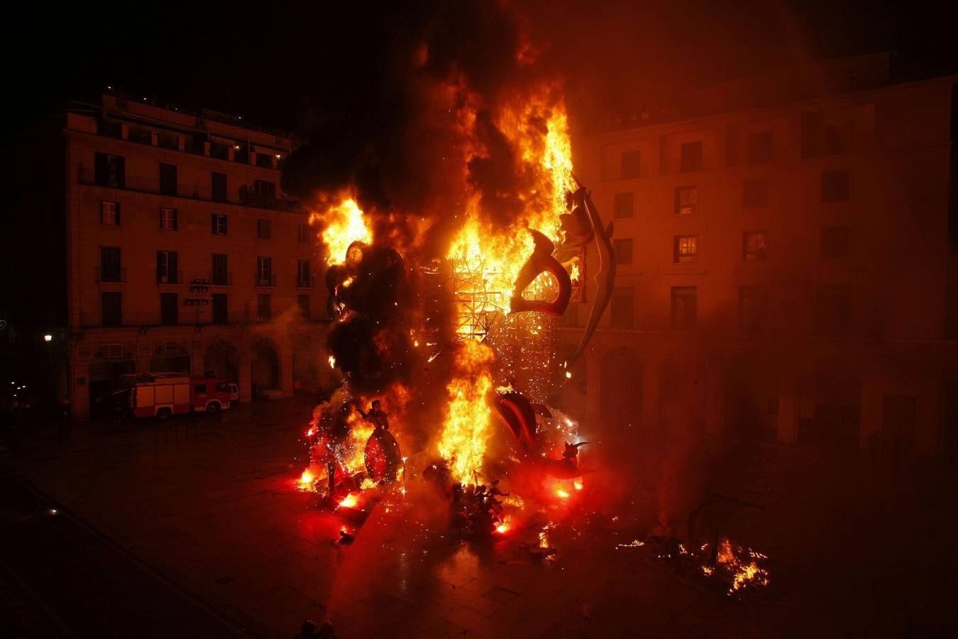 Cremá de la Hoguera Oficial de Alicante