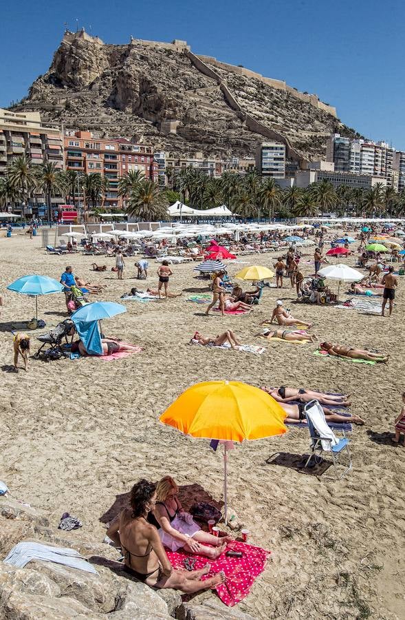 Los turistas disfrutan de la playa del Postiguet