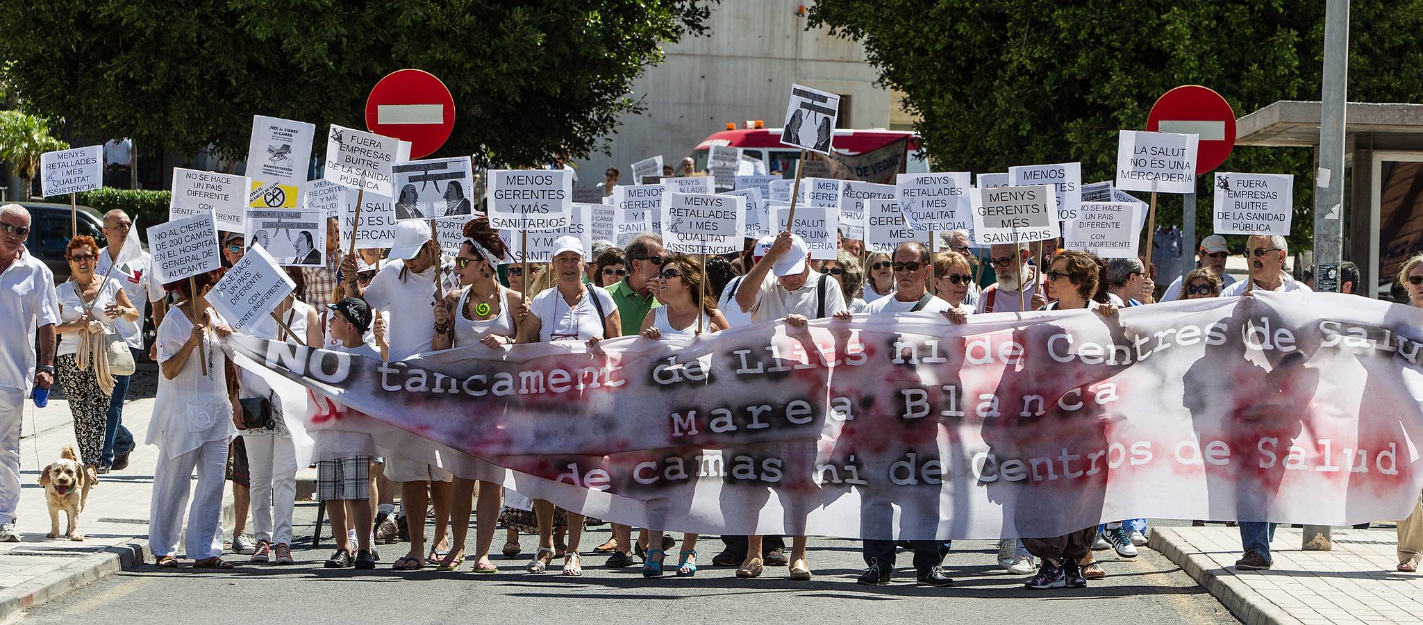 Protesta en el Hospital General de Alicante por el cierre de camas