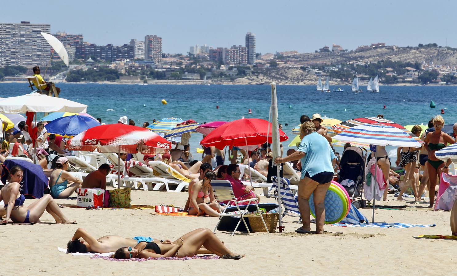 El Postiguet a reventar por las altas temperaturas