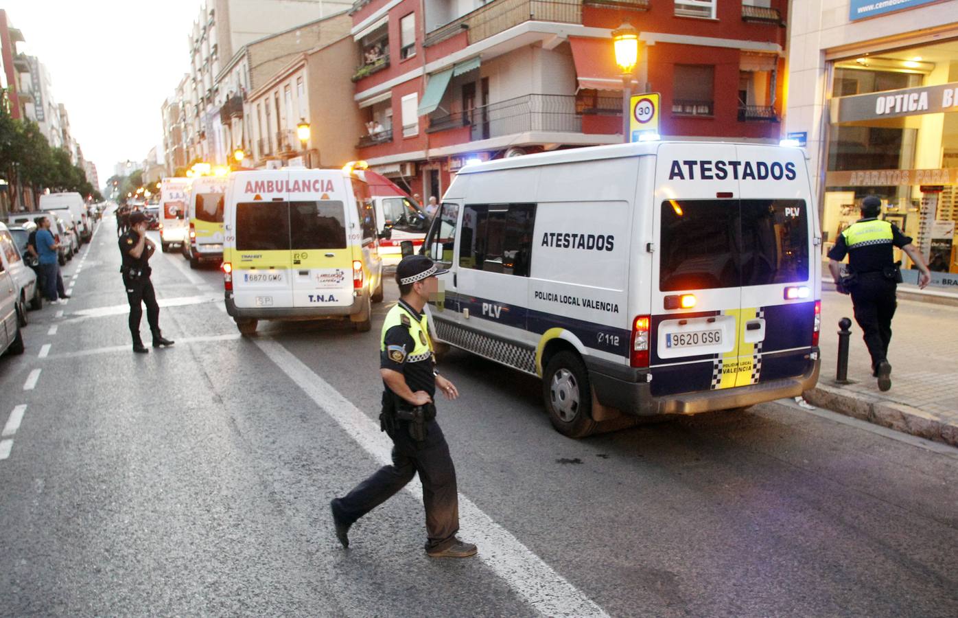 Las imágenes del accidente en una terraza de la avenida Burjassot