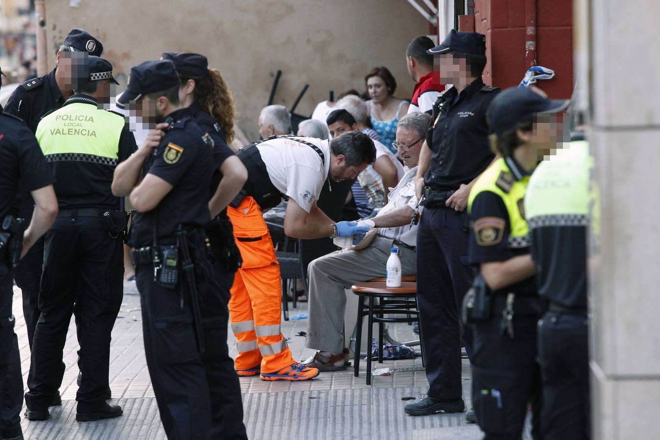 Las imágenes del accidente en una terraza de la avenida Burjassot