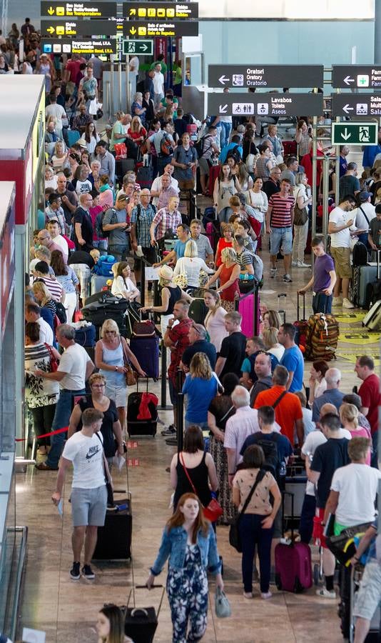 Aeropuerto de Alicante - Elche repleto de turistas