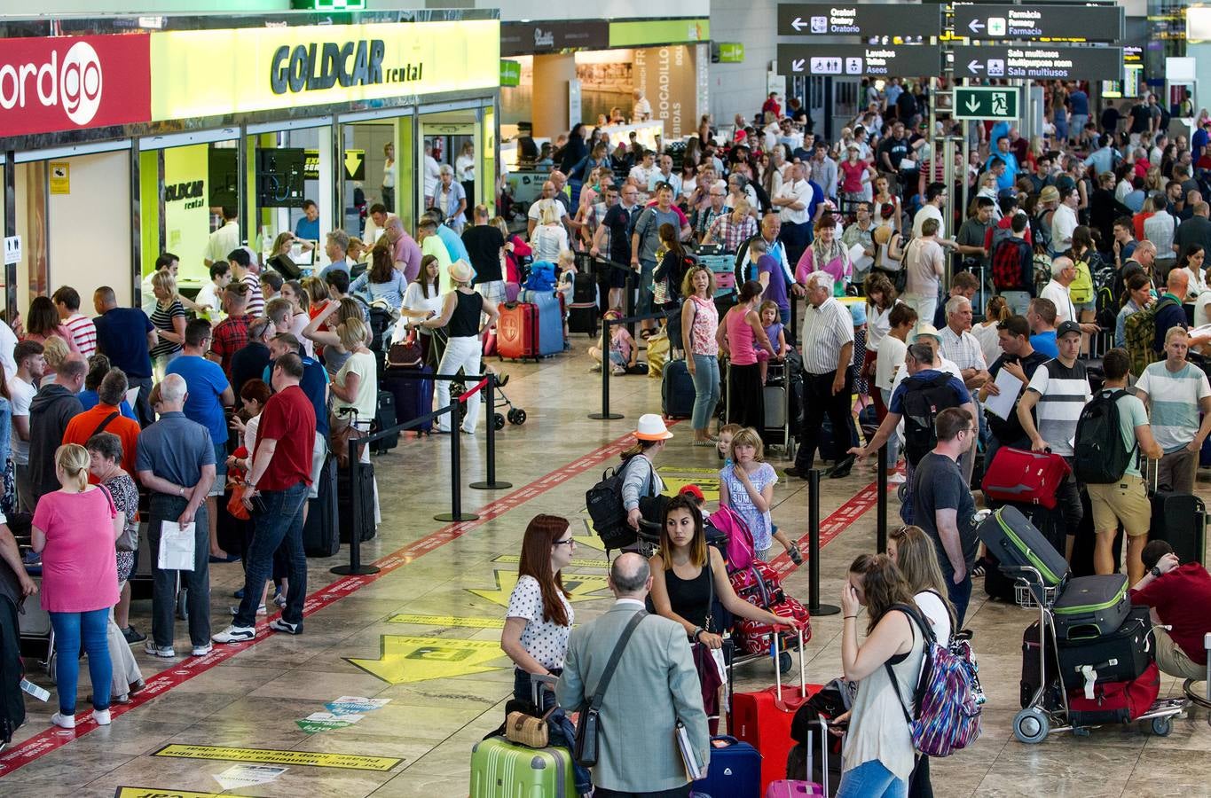 Aeropuerto de Alicante - Elche repleto de turistas