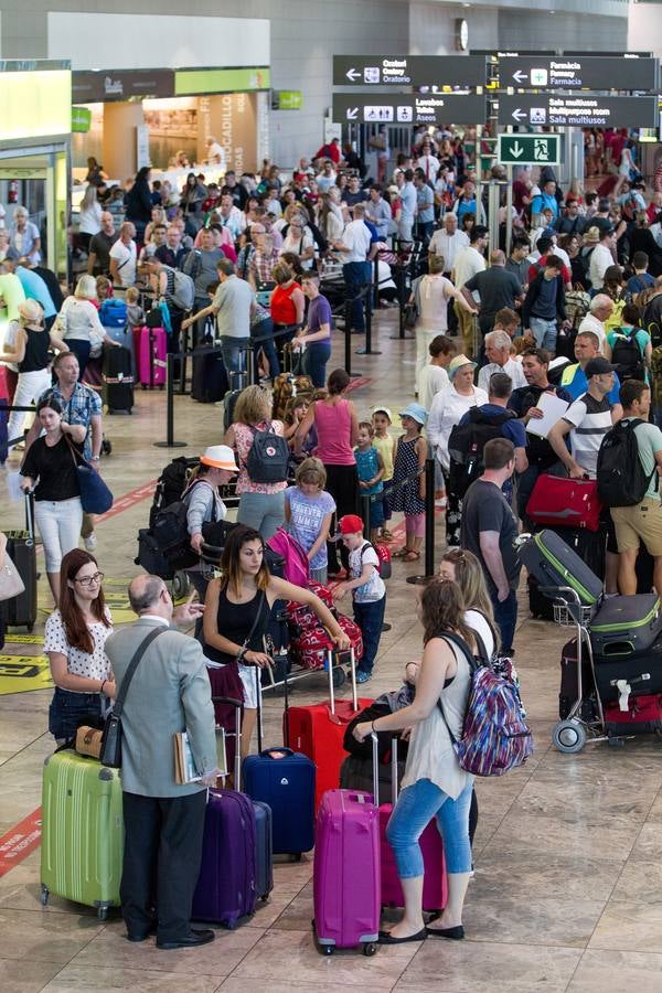 Aeropuerto de Alicante - Elche repleto de turistas