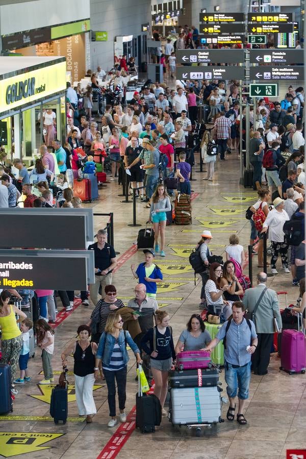 Aeropuerto de Alicante - Elche repleto de turistas