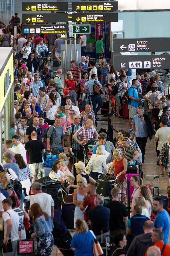 Aeropuerto de Alicante - Elche repleto de turistas