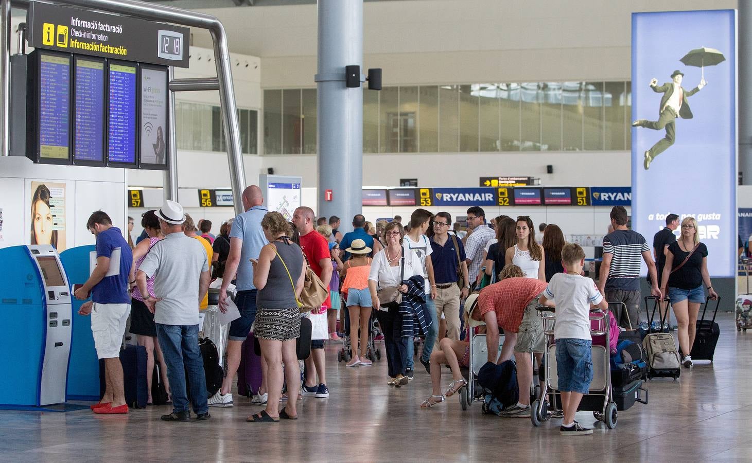 Aeropuerto de Alicante - Elche repleto de turistas